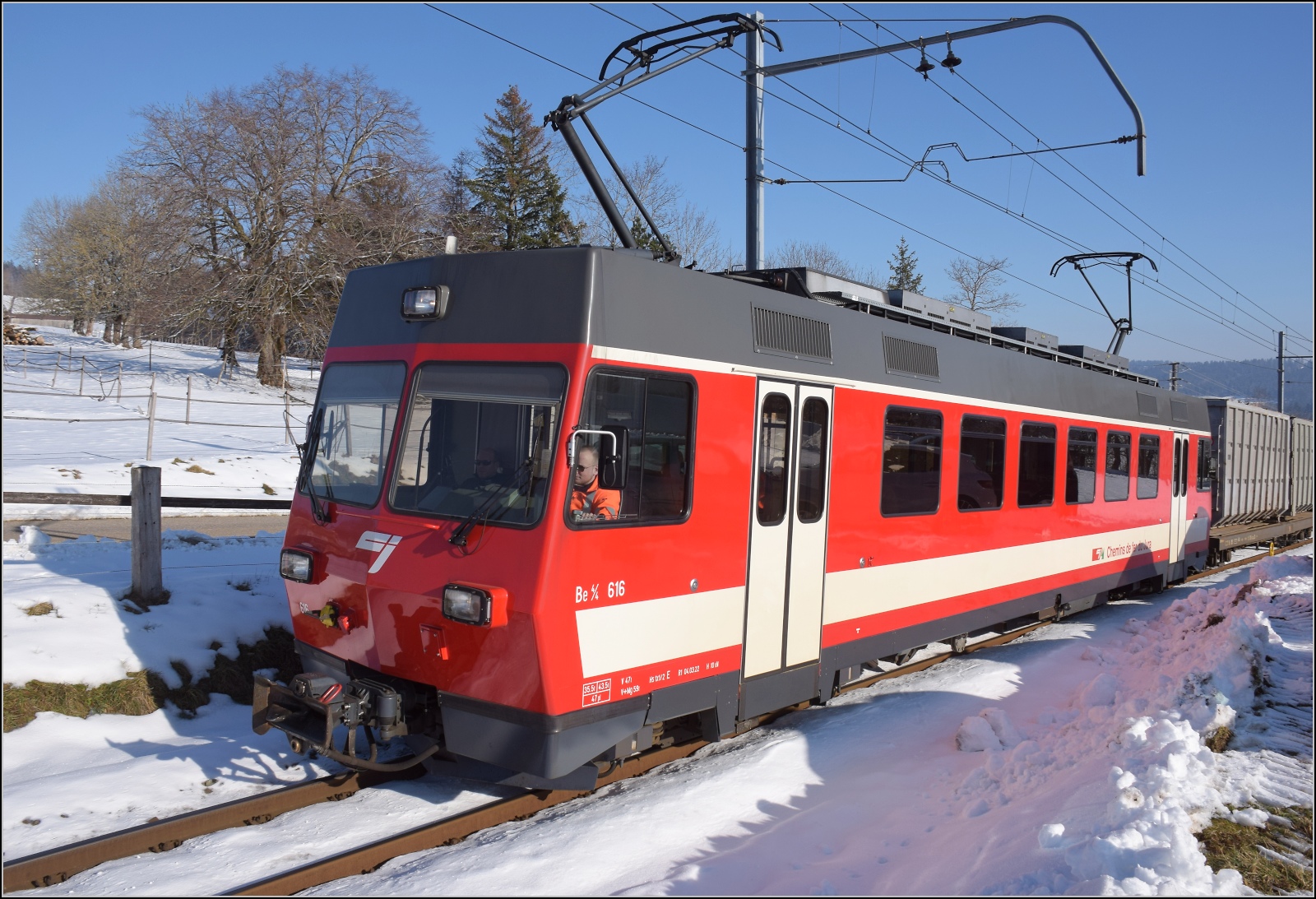 Winterlich auf den Freibergen.

Der ehemalige FW-Triebwagen Be 4/4 616 kam berraschend mit einem Gterzug zur Kreuzung in Les Reussilles. Februar 2023.