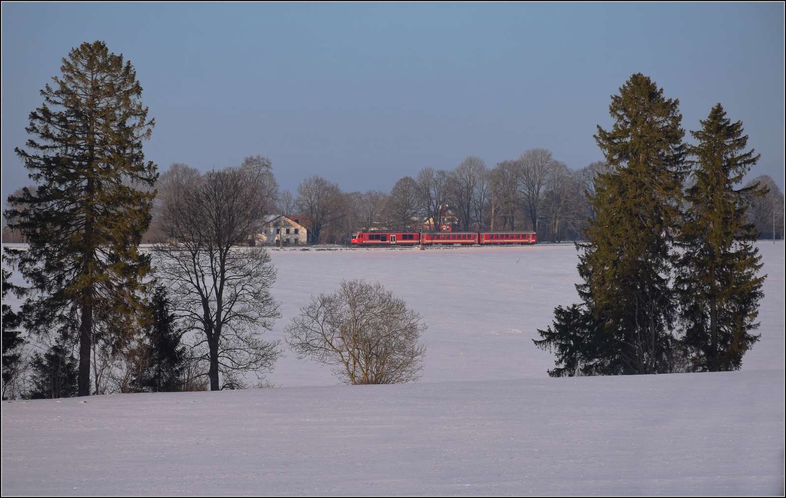 Winterlich auf den Freibergen.

Pendelzug mit Motorwagen Be 4/4 652 in Les Reussilles. Februar 2023.
