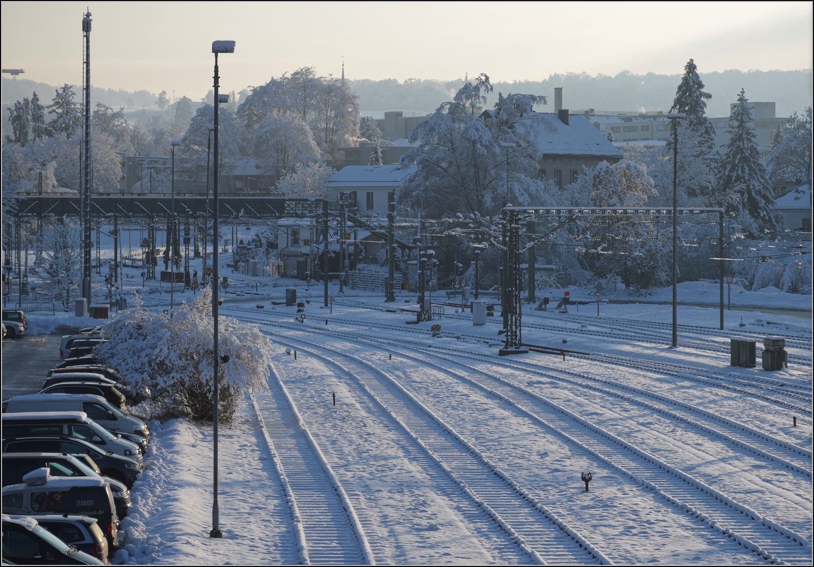 Winterzauber am Bodensee mit Nebenwirkungen.

Weisse Winterwunderwelt im Bahnhof Konstanz im Dezember 2023. Eine echte Schneelast ist nicht erkennbar.