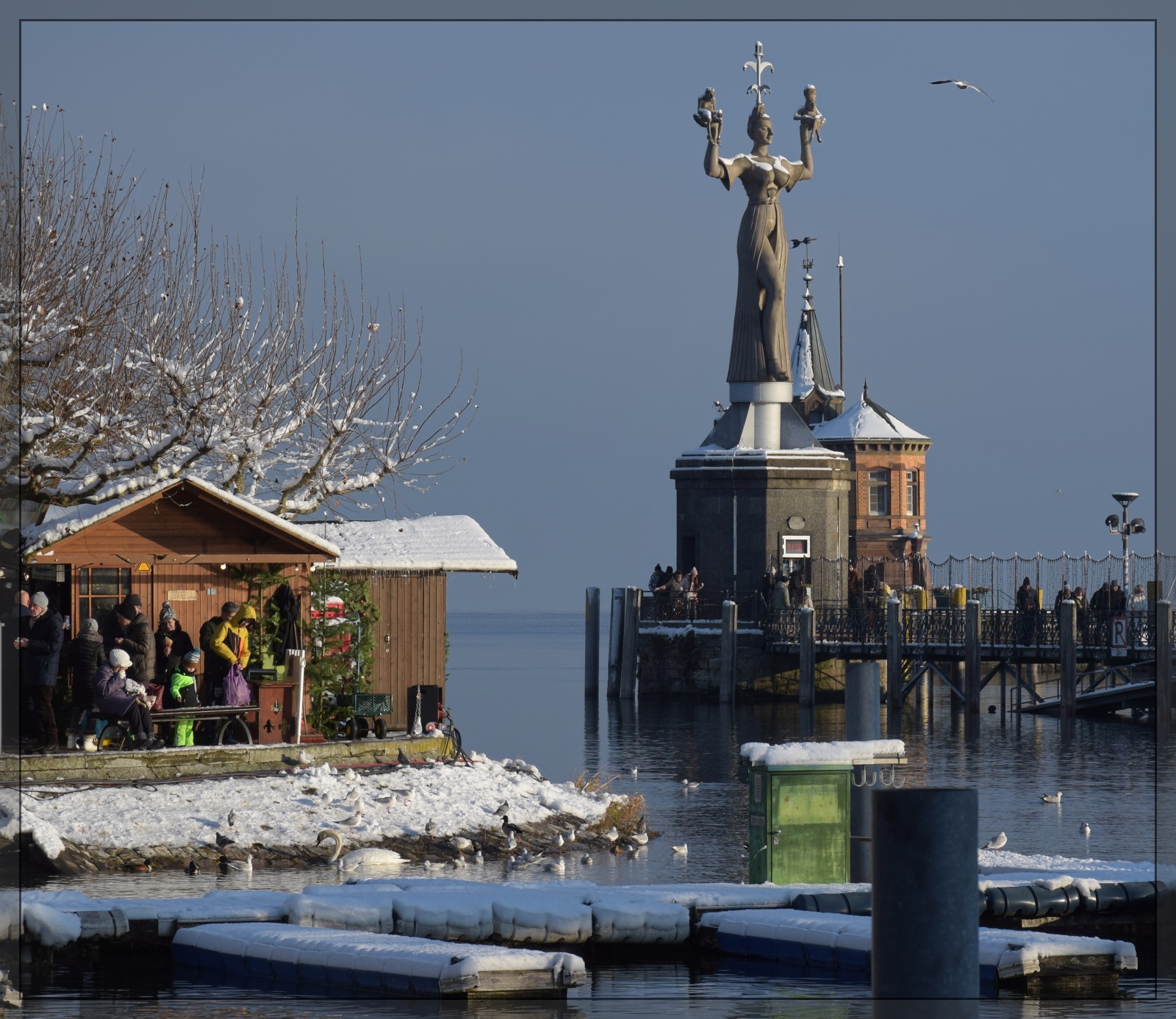 Winterzauber am Bodensee mit Nebenwirkungen.

Weisse Winterwunderwelt am Weihnachtsmarkt in Konstanz im Dezember 2023.