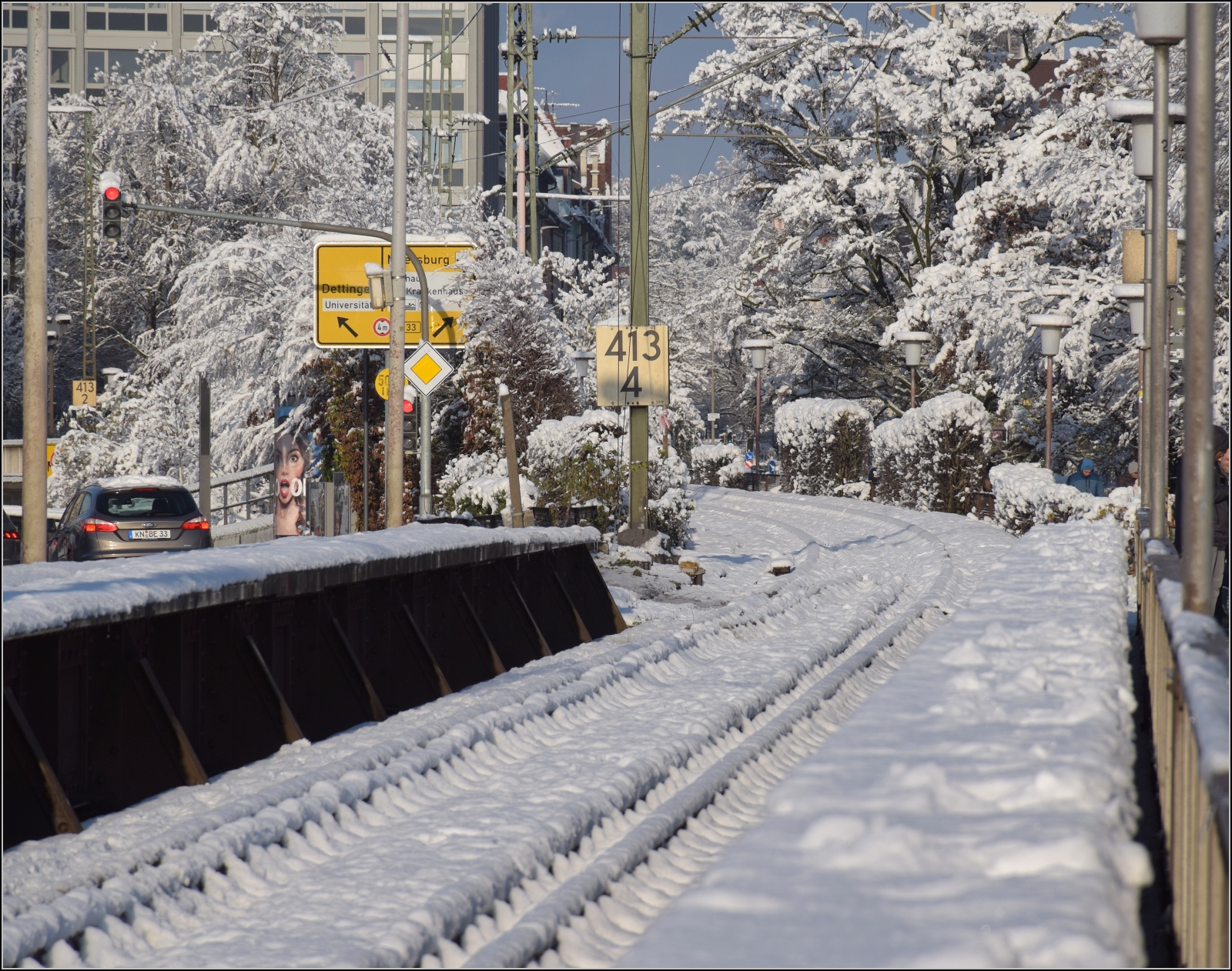 Winterzauber am Bodensee mit Nebenwirkungen.

Weisse Winterwunderwelt auf der Rheinbrcke in Konstanz im Dezember 2023. Sieht nicht nach einem Grund fr einen Betriebsunterbruch aus, jedenfalls trmt sich hier kein Schnee auf. De facto ist die Strecke aber ein Problembr, aus welchen Grnden auch immer.