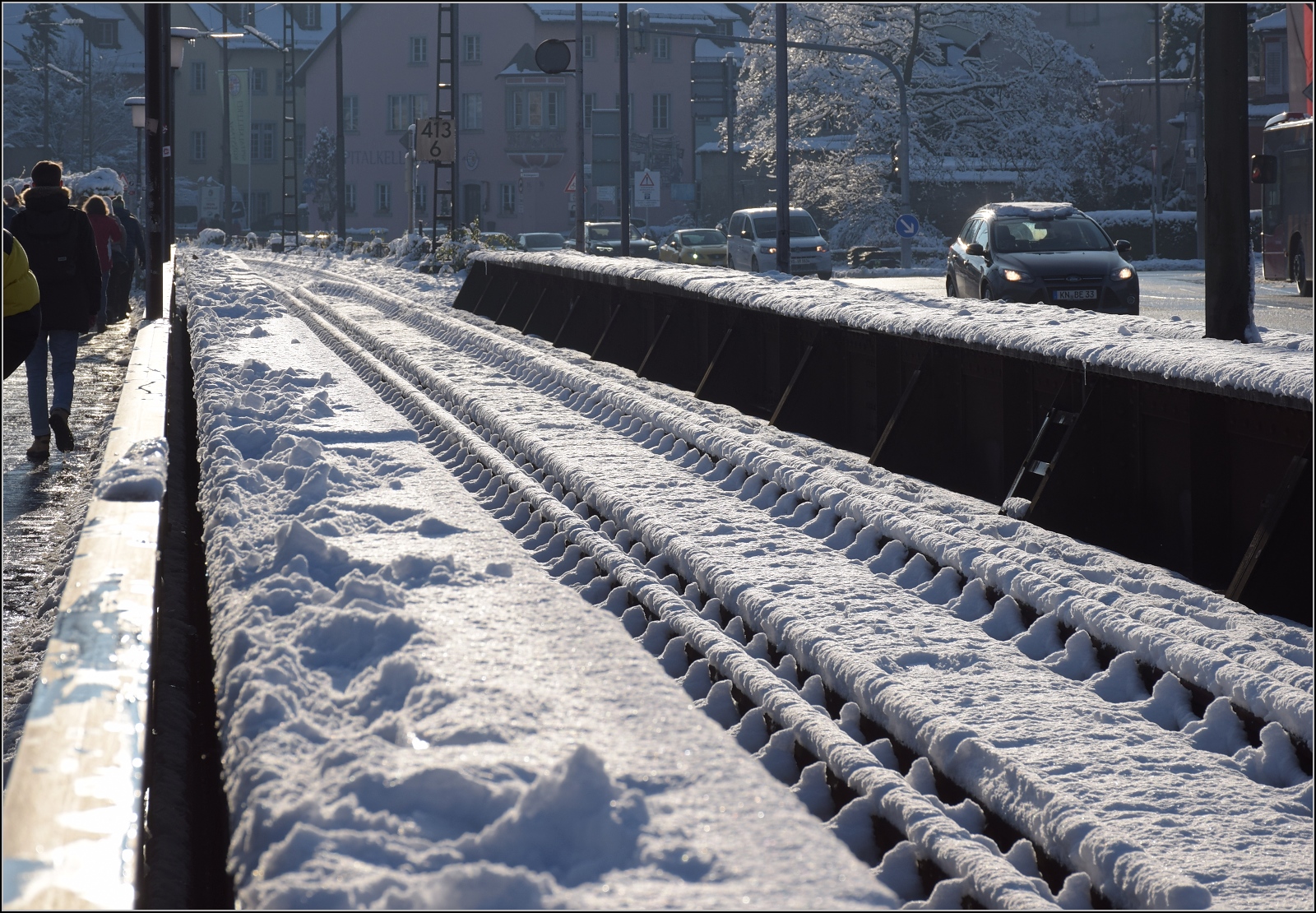 Winterzauber am Bodensee mit Nebenwirkungen.

Weisse Winterwunderwelt auf der Rheinbrcke in Konstanz im Dezember 2023. Sieht nicht nach einem Grund fr einen Betriebsunterbruch aus, jedenfalls trmt sich hier kein Schnee auf. De facto ist die Strecke aber ein Problembr, aus welchen Grnden auch immer.
