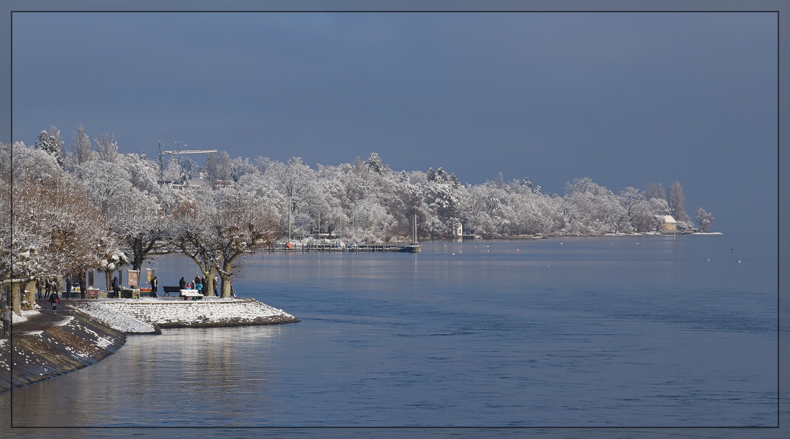 Winterzauber am Bodensee mit Nebenwirkungen.

Weisse Winterwunderwelt in Konstanz im Dezember 2023.