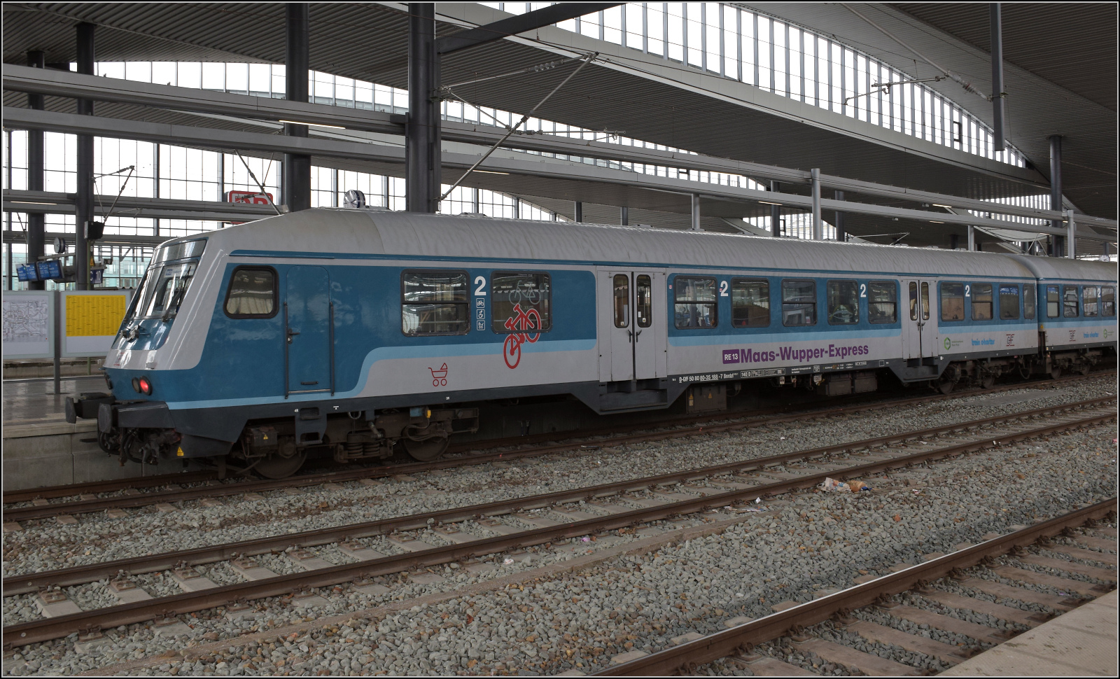 Wittenberger Kopf am Silberlingsteuerwagen Bnrzf im blauen Gewand von Train Charter hinter 101 128 und dazwischen ein weiterer Silberling. Fertig ist die RB 31 nach Moers. Duisburg, Februar 2026.