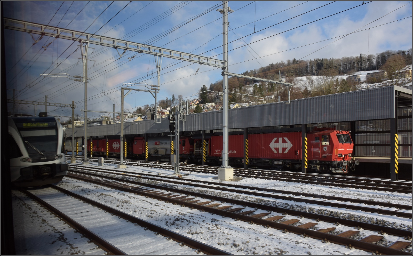 XTmas 177 005 in seinem Unterstand in St. Gallen. Ins Bild schmuggelt sich noch RABe 526 759. Februar 2023. 