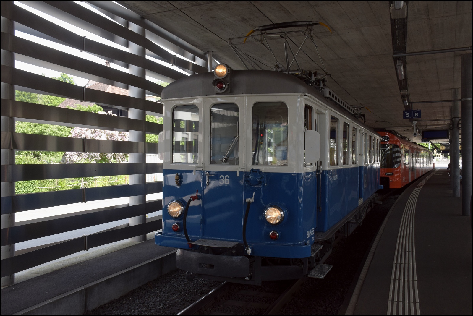 Z'Blaue Bähnli fühlt sich im neuen Bahnhof von Worb nicht wirklich wohl... VBW BDe 4/4 38. Juni 2023.