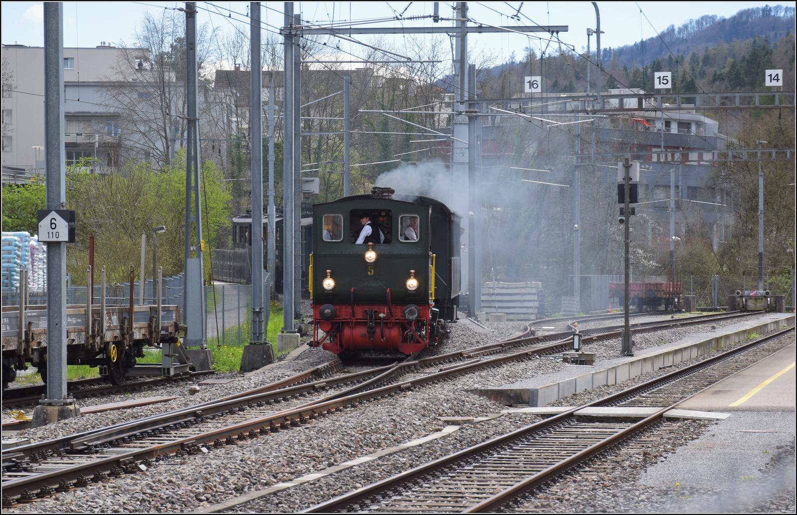 Zu den Ostereiern im Sihlwald.

E 3/3 5 'Schnaaggi Schaaggi' der Sihlthalbahn bei Einfahrt in den Bahnhof Langnau-Gattikon. März 2024.