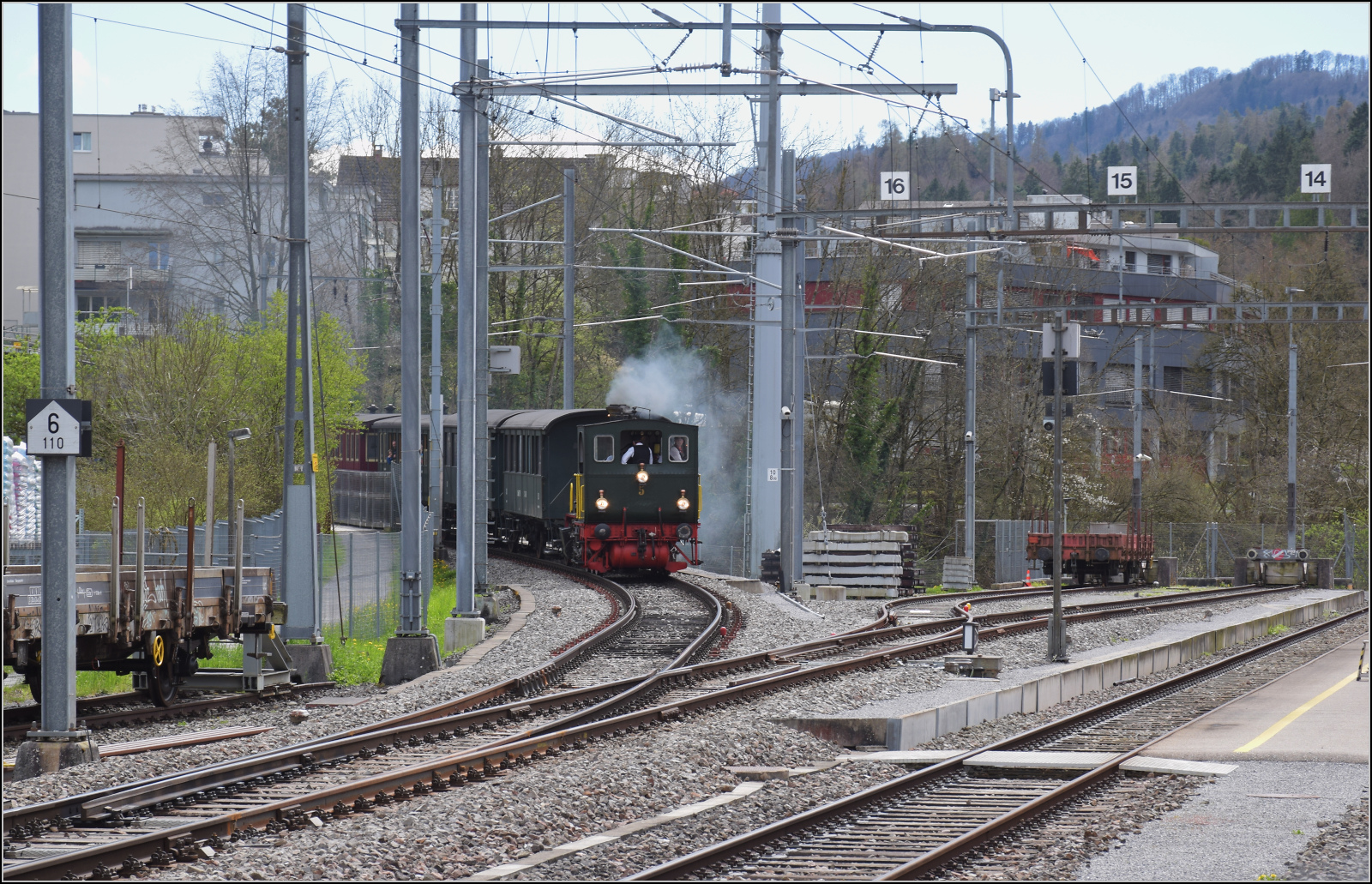 Zu den Ostereiern im Sihlwald.

E 3/3 5 'Schnaaggi Schaaggi' der Sihlthalbahn bei Einfahrt in den Bahnhof Langnau-Gattikon. März 2024.