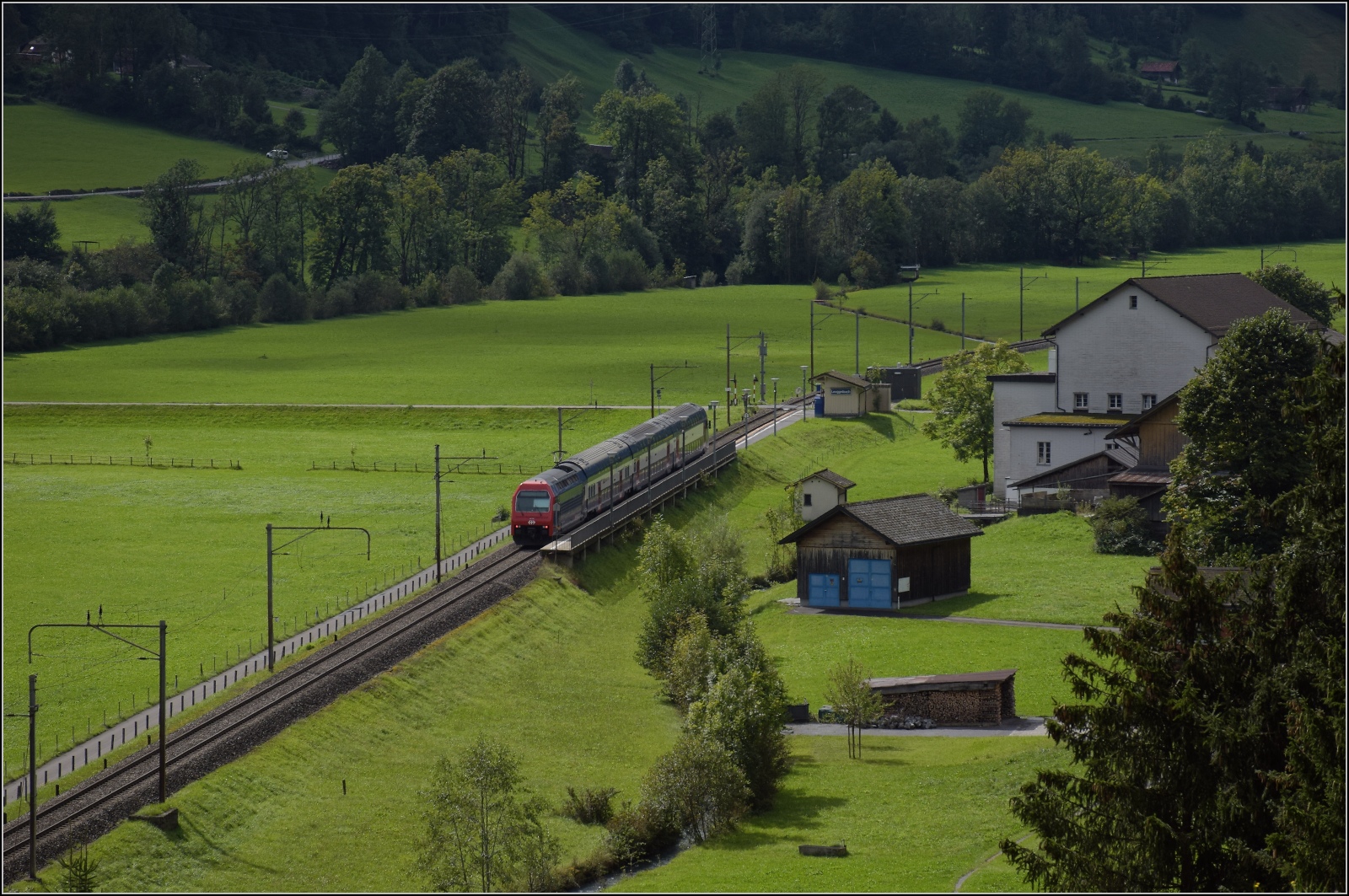 Zrcher S-Bahn mit Re 450 in Leuggelbach. September 2022.