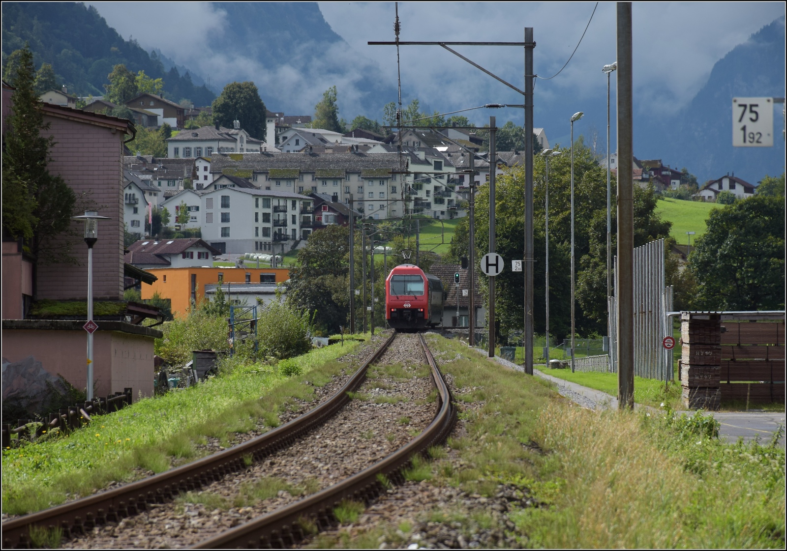 Zrcher S-Bahn mit Re 450 082 in Spittel mit Blick auf Haslen GL. September 2022.