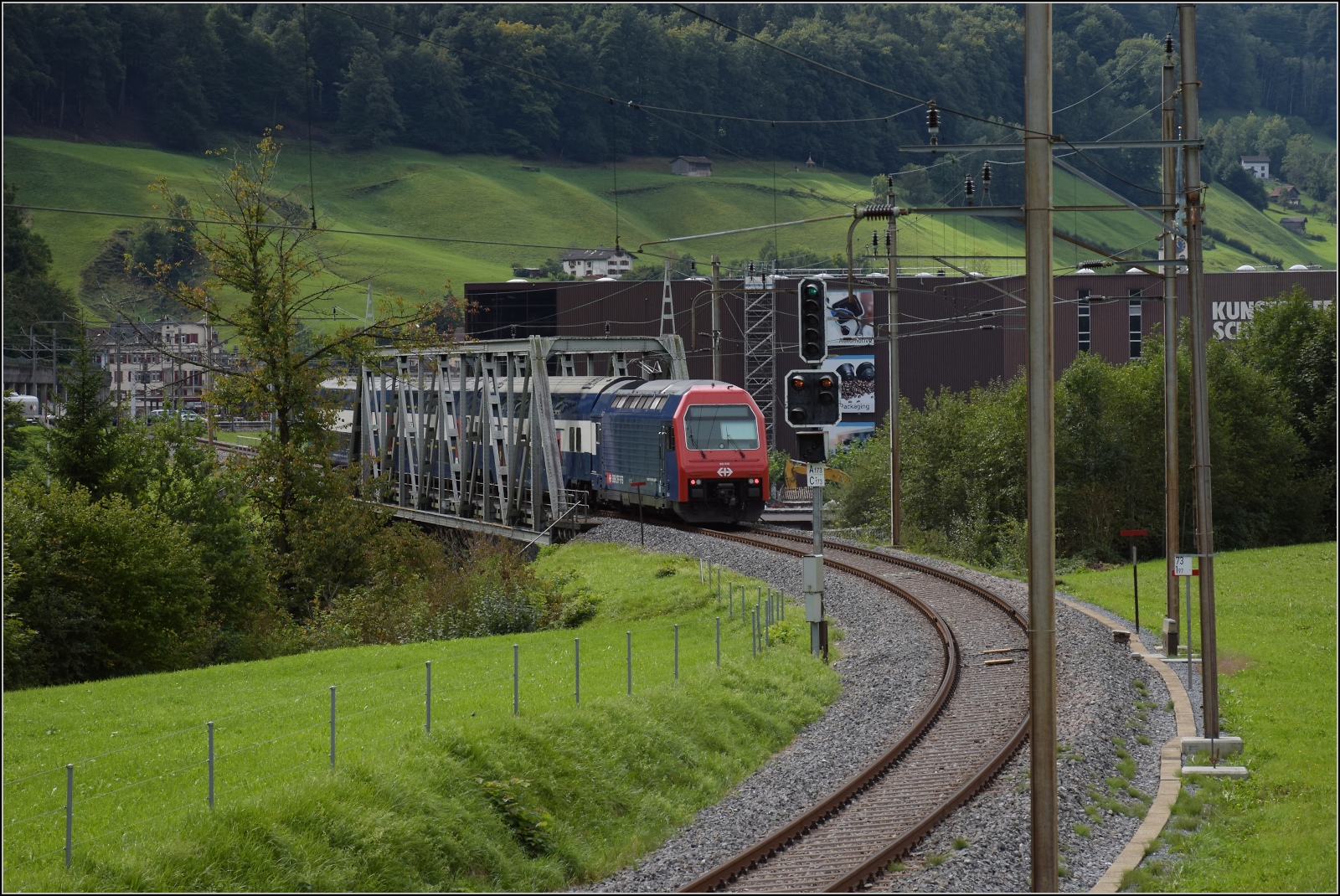 Zrcher S-Bahn mit Re 450 082 in Schwanden-Steg. September 2022.