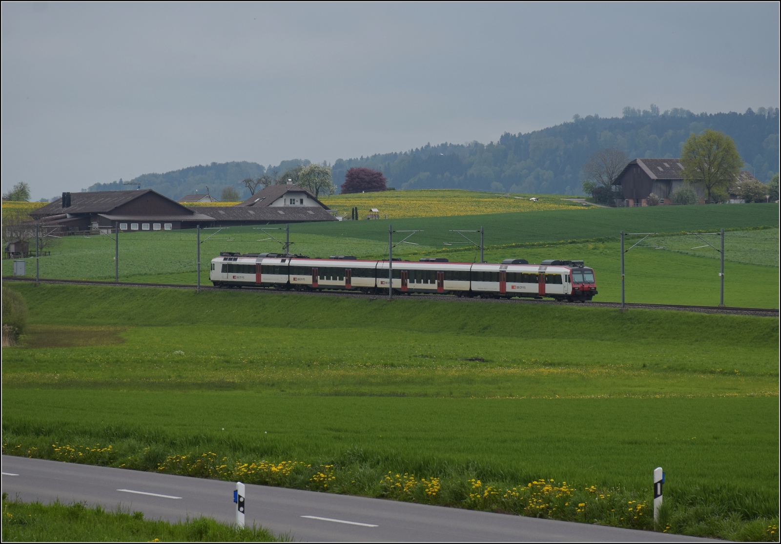 Zugbegegnung zweier RBDe 560 bei Egolzwil. April 2023.