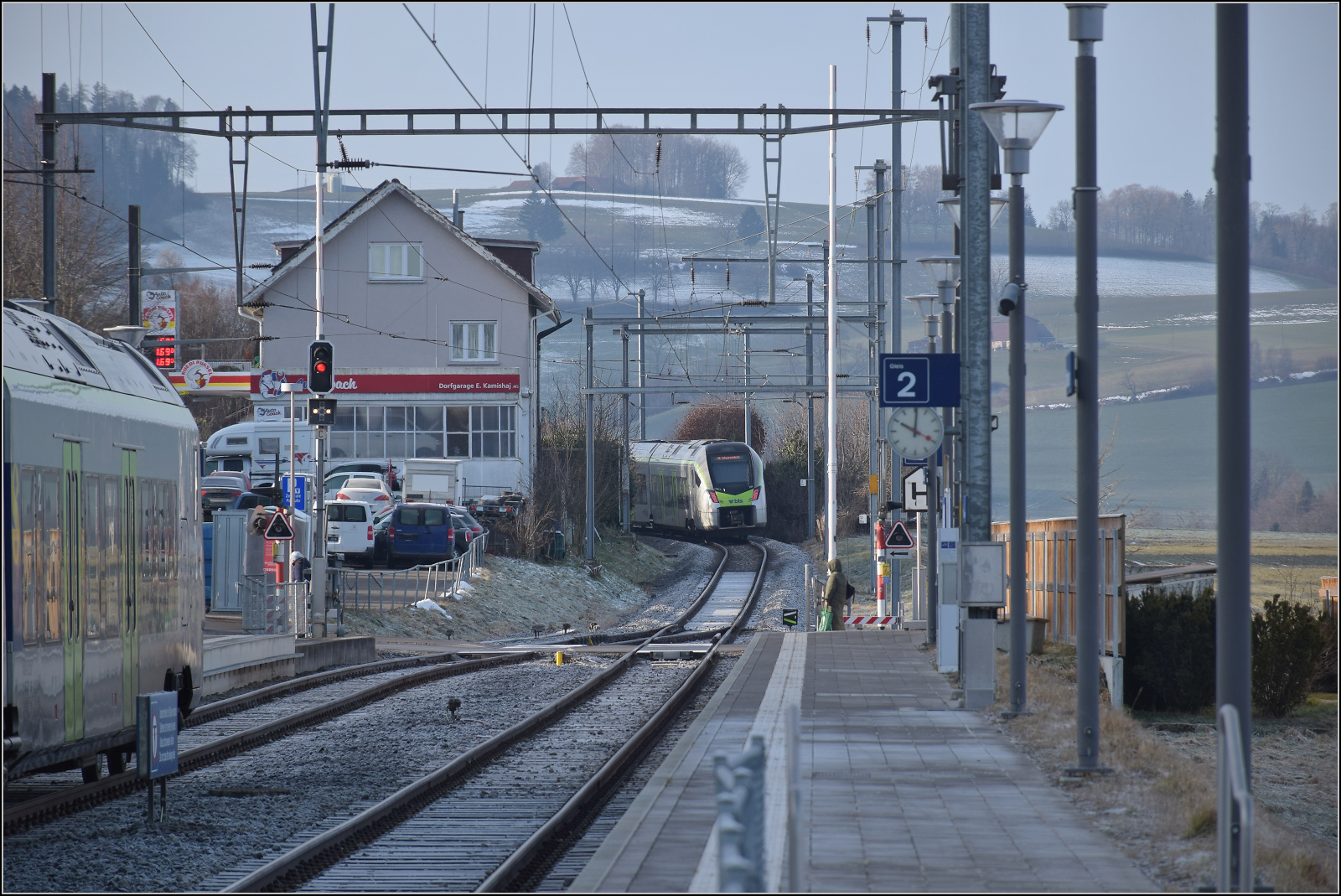 Zugkreuzung in Mittelhäusern. RABe 528 209 nach Schwarzenburg macht sich bereits auf die Socken, während RABe 528 228 nach Bern noch die Abfahrt abwartet. Januar 2026.
