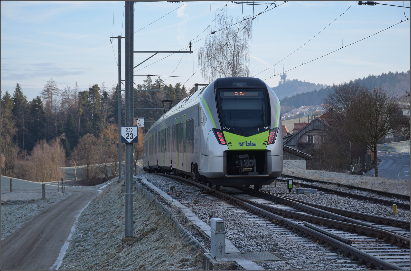 Zugkreuzung in Mittelhäusern. RABe 528 228 nach Bern darf auch ausfahren. Januar 2026.