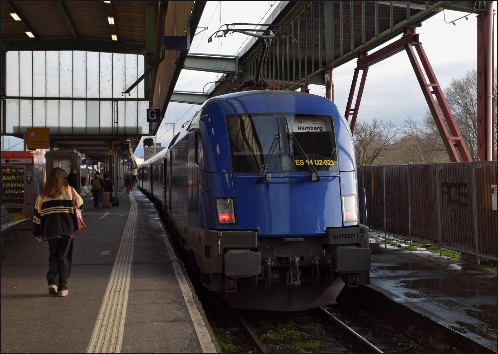 Zunächst aber zum Unterwegshalt Stuttgart, 182 523 von Beacon mit einem TRI-Ersatzzug. Februar 2026.