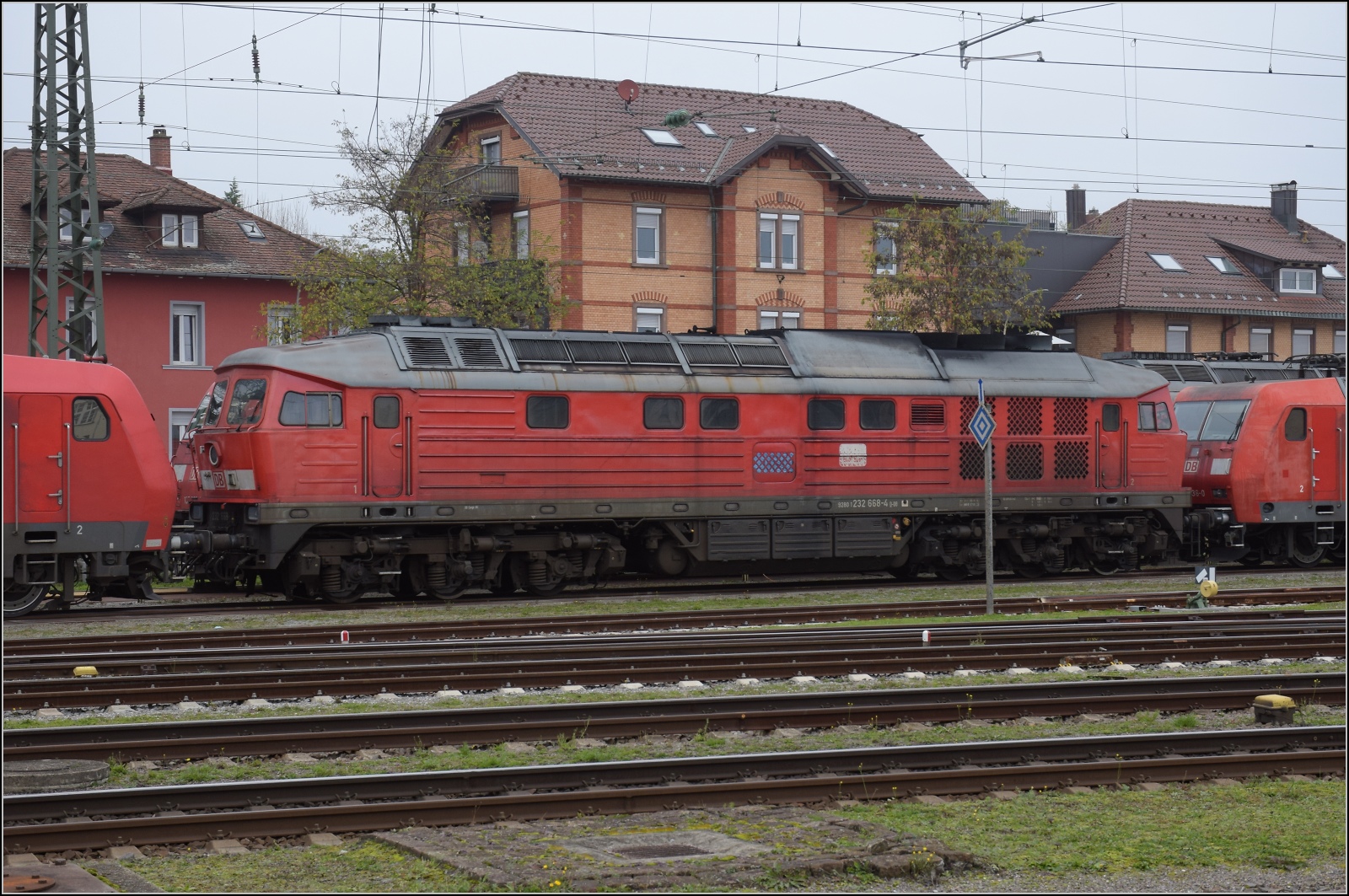 Zur Abwechslung eine Ludmilla in Singen. 232 668 ist auf den Gleisen des ehemaligen Betriebswerks geparkt. November 2022.