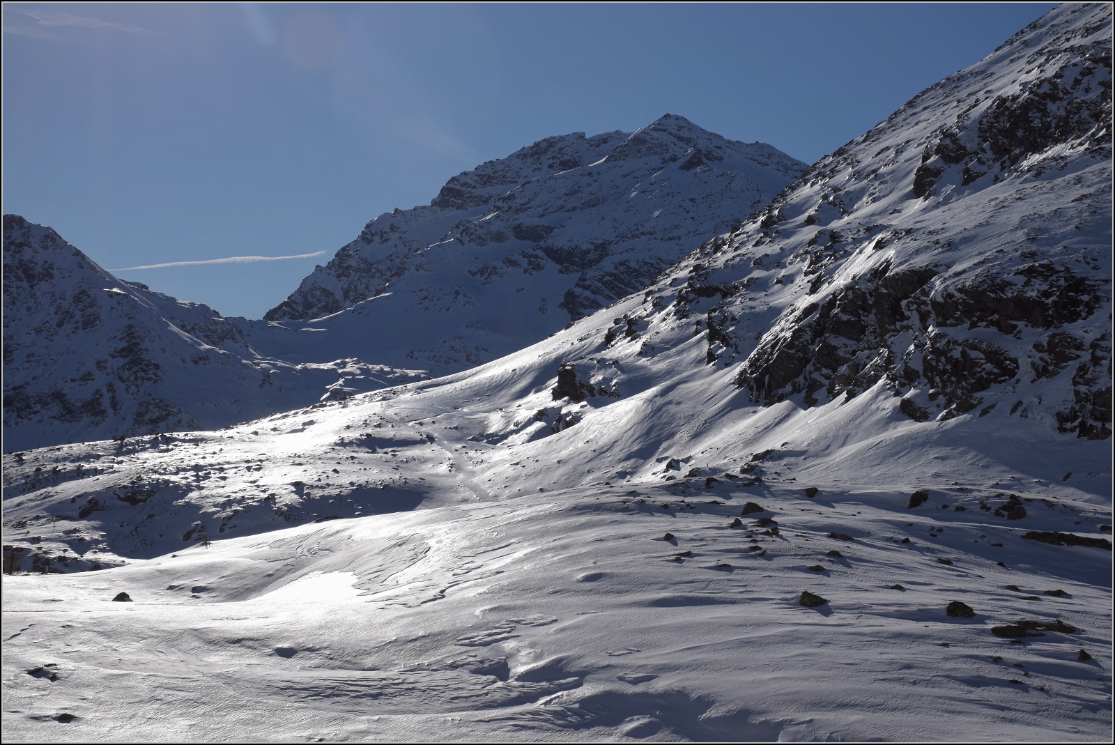 Zur Alp Grüm.

Rund um den Lago Bianco durchfährt der Zug die beeindruckende Landschaft im Hochtal an der Passhöhe. Januar 2023.