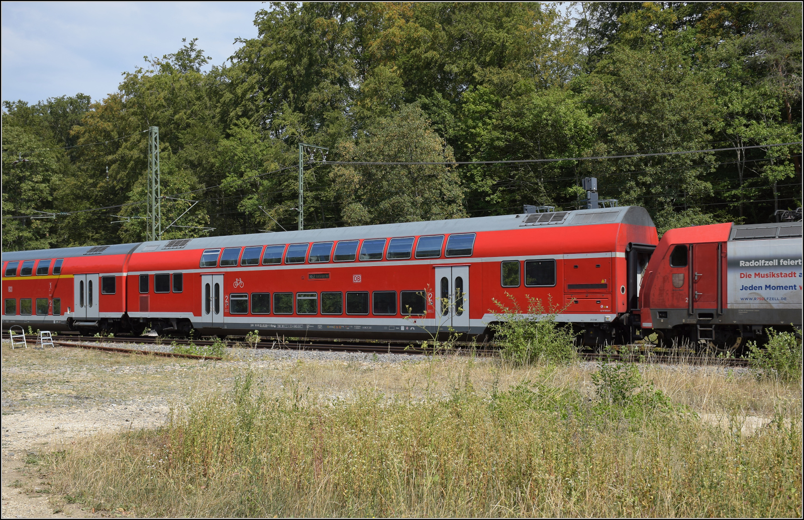Zwischenwagen D-DB 50 80 26-81 288-5 im vertragswidrig kurzem Zug nach Konstanz, gezogen von 146 230. Hattingen, August 2026.