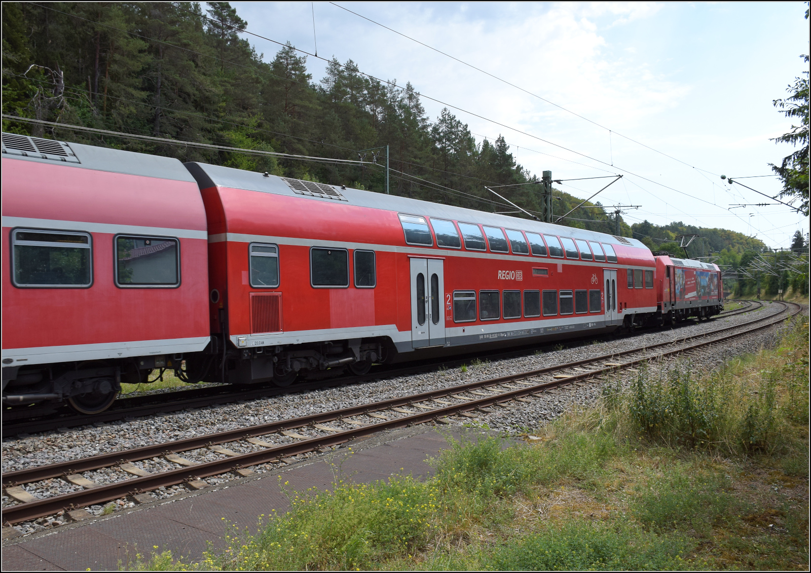 Zwischenwagen D-DB 50 80 26-81 282-8 DBpza im vertragswidrig kurzern Zug nach Karlsruhe, der von 146 229 �ber die Wasserscheide geschoben wird. Hattingen, August 2026.