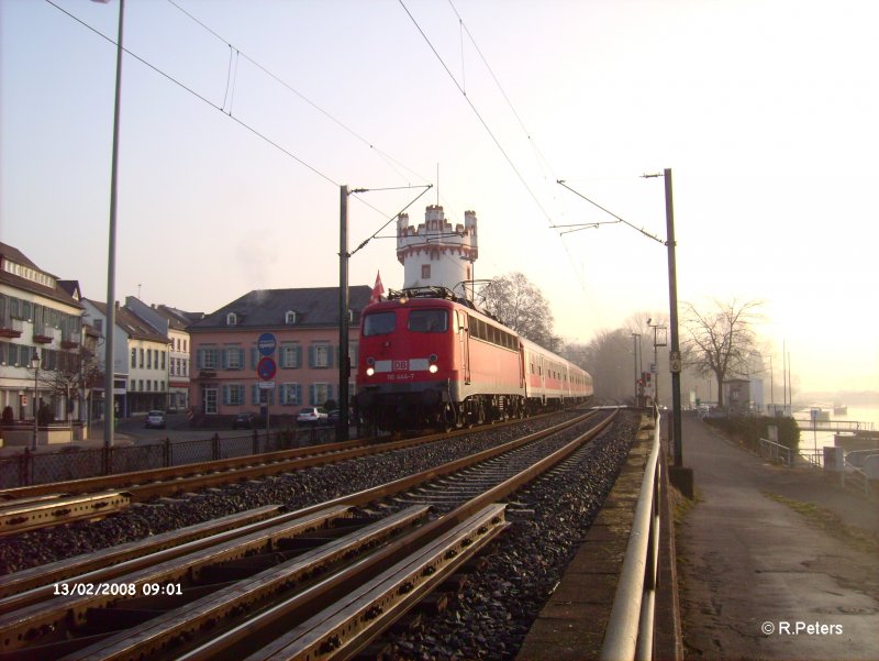 110 444-7 fhrt in Rdesheim an dem Rhein mit ein RE Koblenz ein. 13.02.08