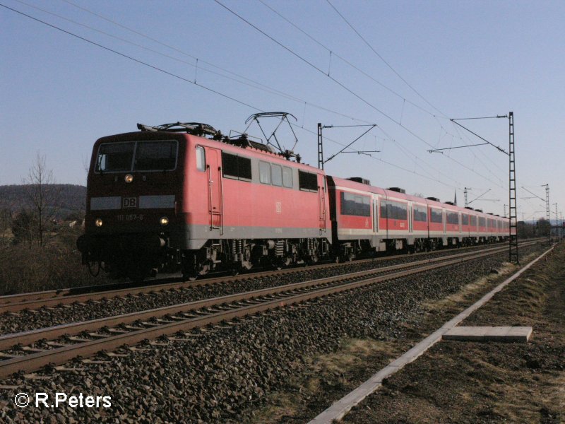 111 057-6 zieht ein RE Frankfurt/Main bei Thngersheim. 16.02.08