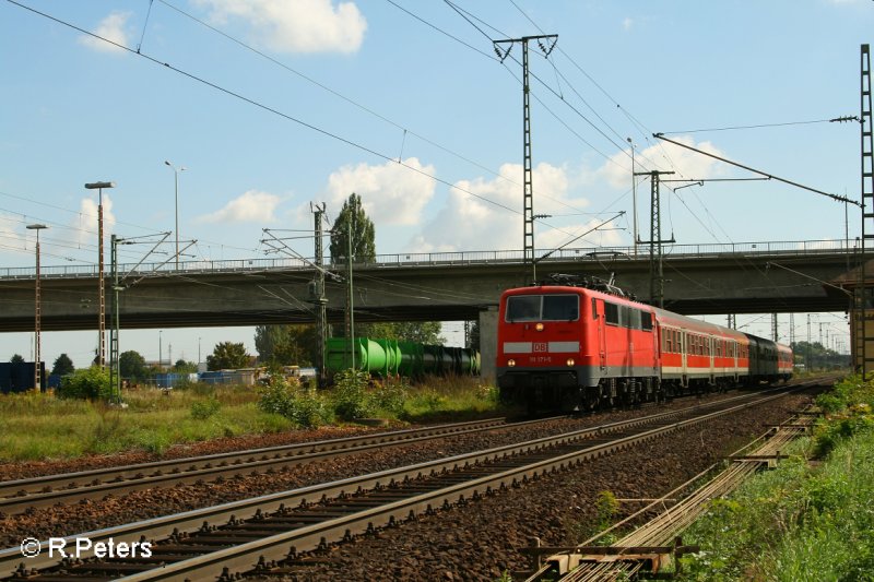 111 171-5 fhrt an Regensburg Ost vorbei mit einer RB Neuenmakrt7Oberpfalz. 13.09.07