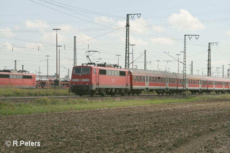 111 216-8 schiebt eine Rb Plattling an Regensburg Ost vorbei. 13.09.07