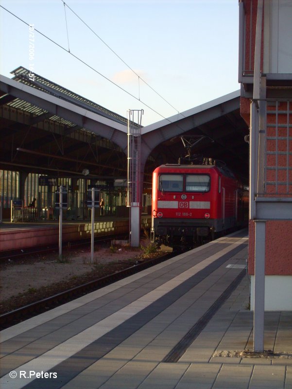 112 186-2 steht mit dem RE1 Brandenburg HBF in Frankfurt/Oder zur Abfahrt bereit. 27.10.06