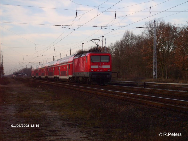 114 007-8 schiebt ein RE 1 Brandenburg durch Berlin-Friedrichshain. 09.01.08