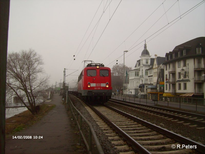 139 556-5 durchfhrt Rdesheim an dem Rhein mit ein Containerzug. 14.02.08