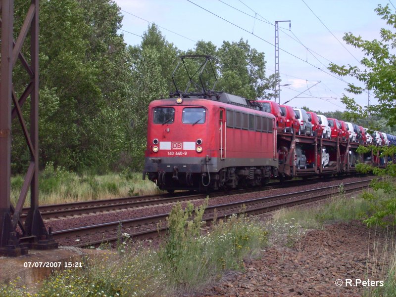 140 440-9 zieht auf den Sdlichen Berliner Aussenring (BAR) ein VW-Autozug. 07.07.07