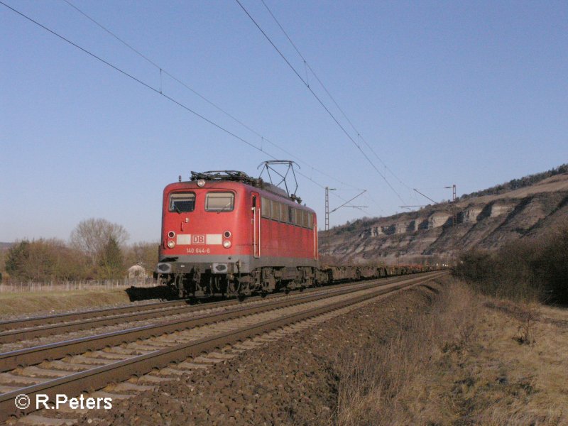 140 644-6 zieht bei Thngersheim ein fast leeren Containerzug. 16.02.08