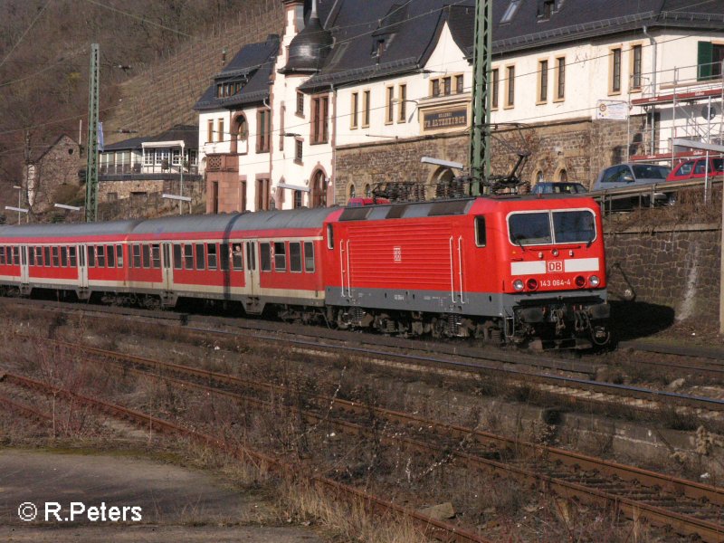 143 064-4 schiebt ihre RB Koblenz in den Bahnhof Lorch am Rhein. 12.02.08