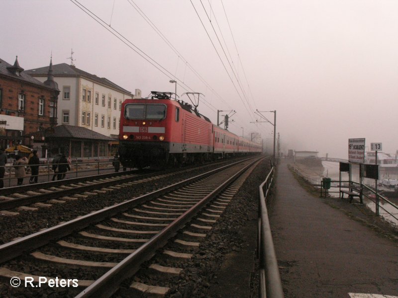 143 238-4 fhrt mit der RB Koblenz in Rdesheim an dem Rhein ein. 14.02.08