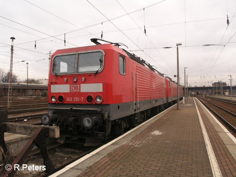 143 251-7 steht mit einer Schwester maschine in Cottbus abgestellt. 09.02.08