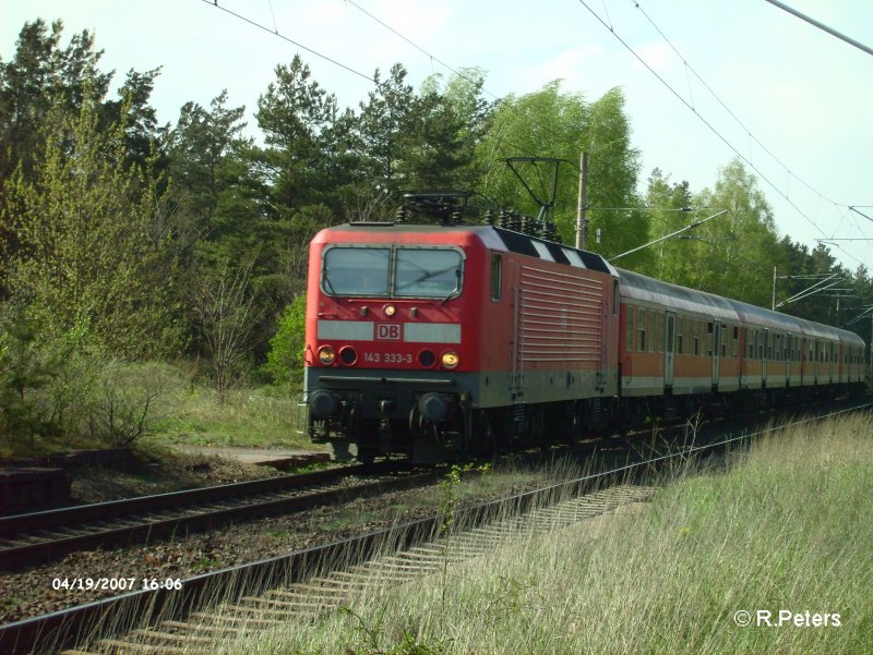 143 333-3 hat gleich Eisenhttenstadt erreicht mit der RB11 Cottbus, ex HP Vogelsang. 19.04.07