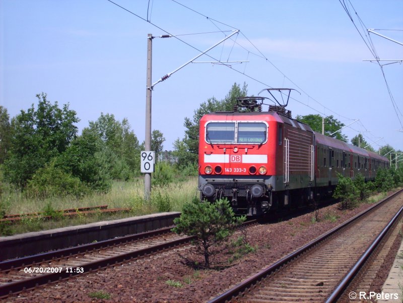 143 333-3 zieht ein RB11 am Werkbahnhof Ziltendorr vorbei. 20.06.07