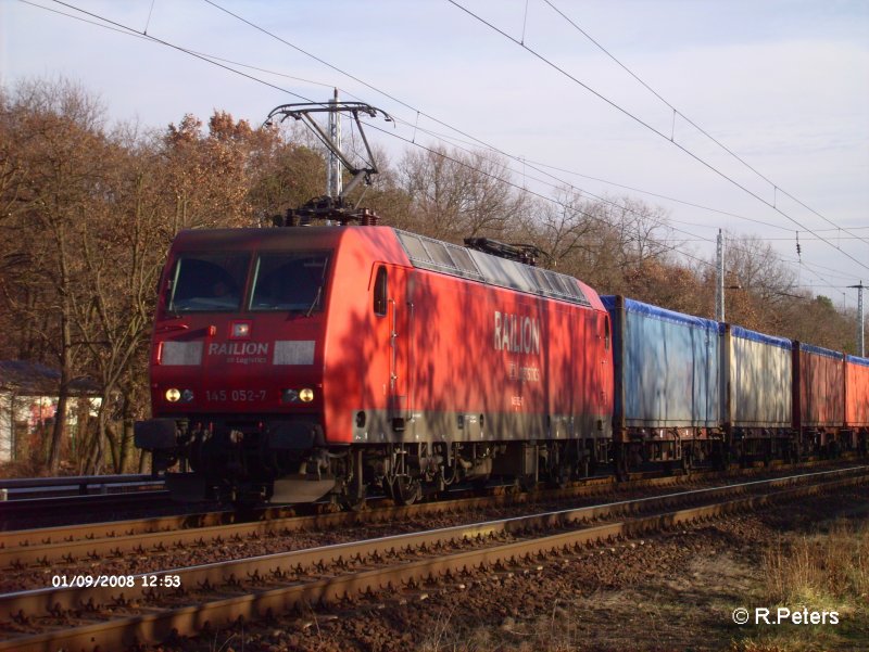 145 052-7 durchfhrt Berlin-Friedrichshain mit ein Containerzug. 09.01.08