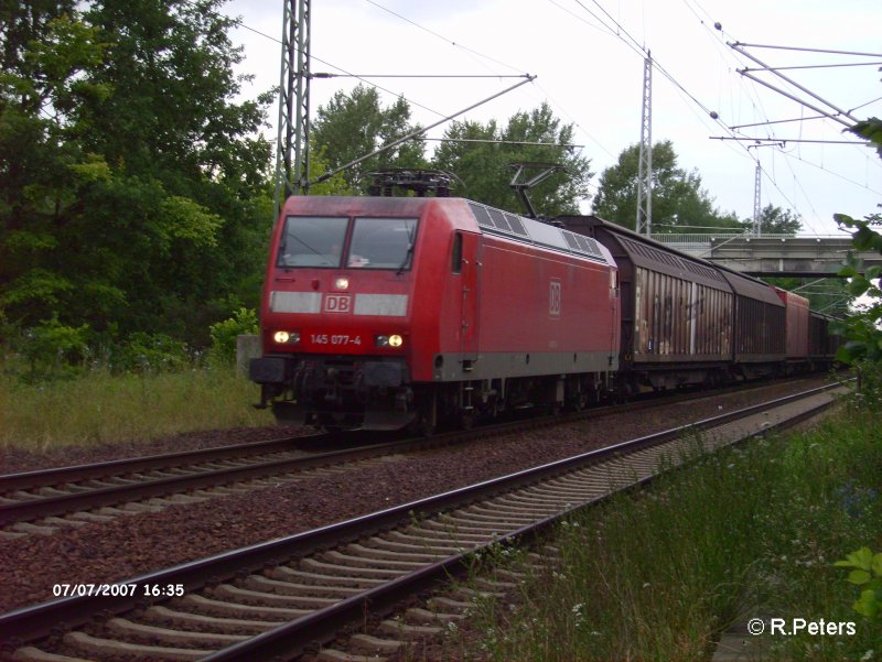 145 077-4 zieht auf den sdlichen BAR ein gedeckten Gterzug. 07.07.07