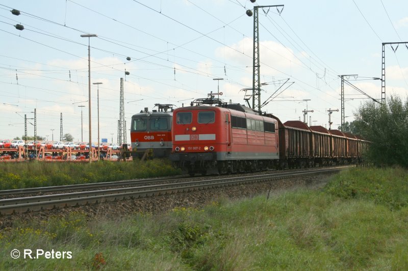 151 007-2 zieht ein gemischten Gterzug an regensburg ost vorbei. 13.09.07