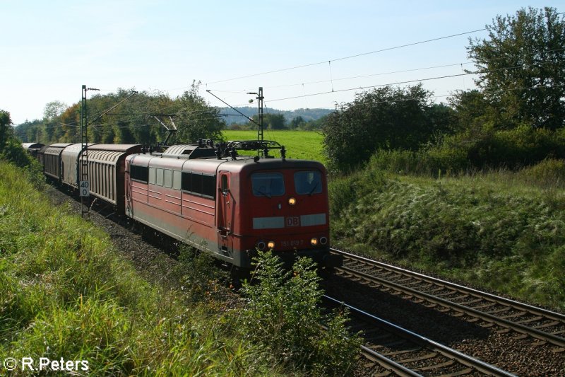 151 019-4 zieht kurz vor Parsberg ein gemischten Gterzug. 21.09.07