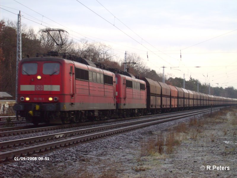 151 116 und eine Schwestermaschine ziehen ein leeren Erzbomber aus Ziltendorf durch Berlin-Friedrichshain. 09.01.08