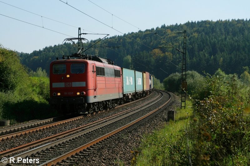 151 123-7 zieht bei Lohhof ein Containerzug. 21.09.07