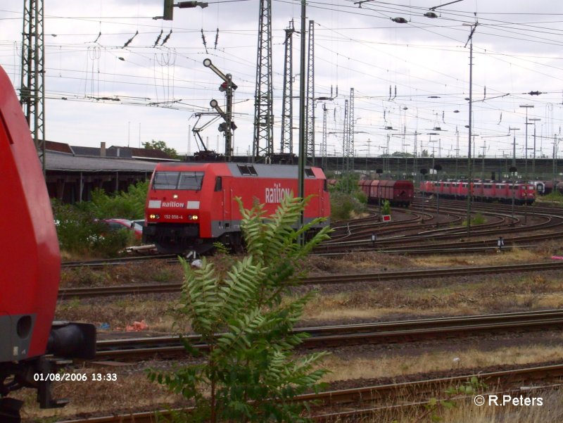 152 058 rollt vom Rangierbahnhof komment am Neusser HBF vorbei.
01.08.06