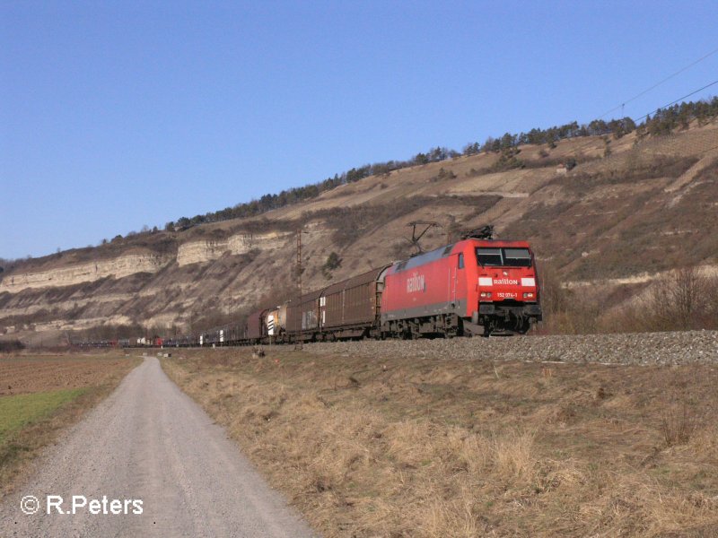 152 074-1 zieht bei Thngersheim ein gemischten Gterzug. 16.02.08