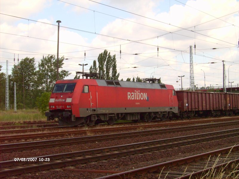 152 097-2 steht mit ein Schrottzug in Eisenhttenstadt.03.07.07