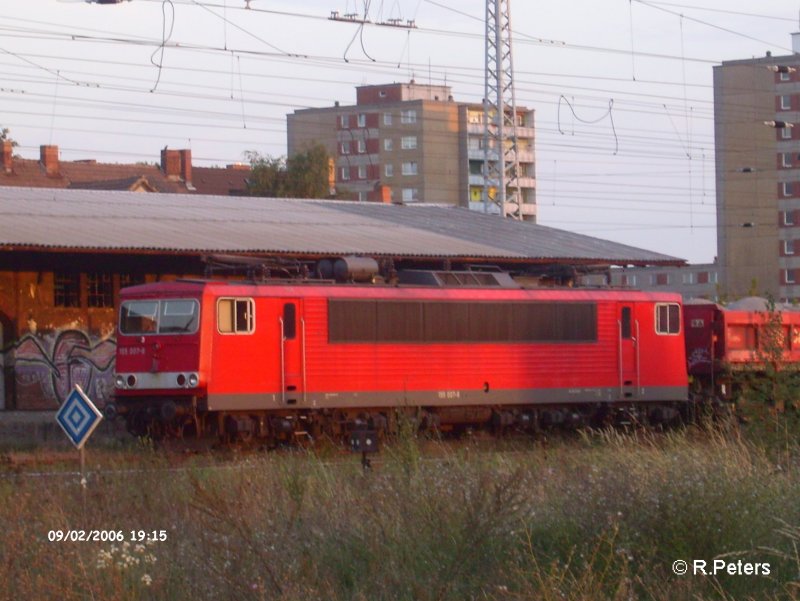 155 007 steht mit ein Schotterzug aus Seitenkippwagen in Eisenhttenstadtabgestellt. 02.09.06