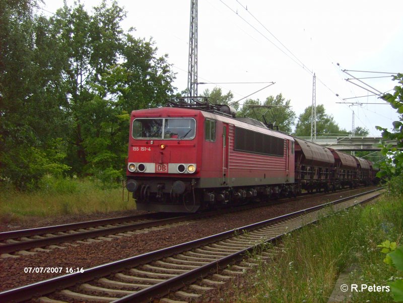 155 151-4 zieht ein getreidezug ber den sdlichen BAR bei Ahrensdorf. 07.07.07