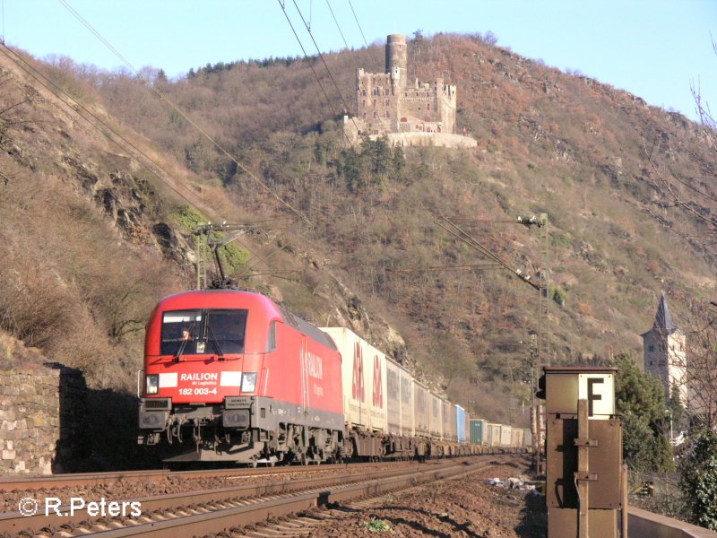 182 003-4 zieht bei Wellmich ein Wechselpritschenzug. 12.02.08