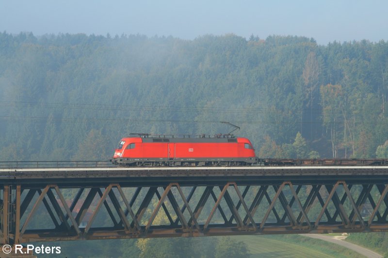 182 024-0 berquert die Brcke bei Beratzhausen mit ein Containerzug. 21.09.07